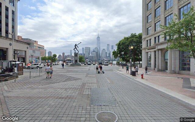 Exchange Place plaza and the Manhattan skyline in Jersey City, NJ