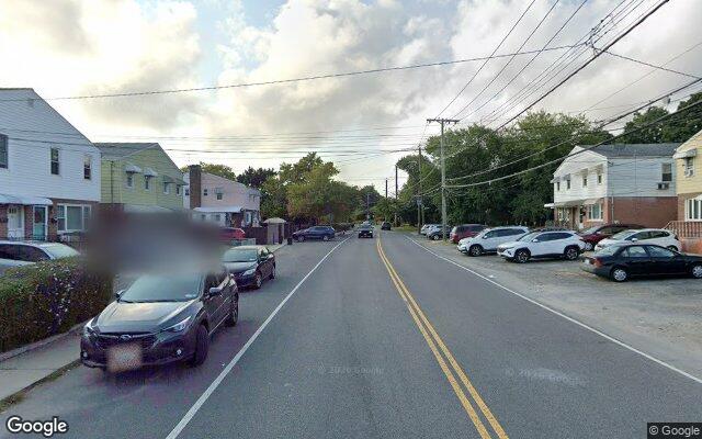 Houses along Pennyfield Avenue near the water in Throggs Neck